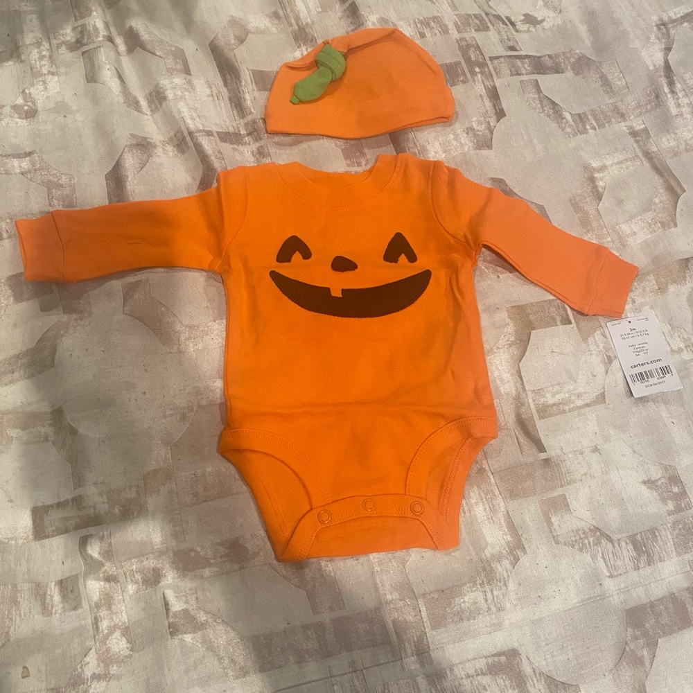 Carter’s Halloween onesie and hat NWT